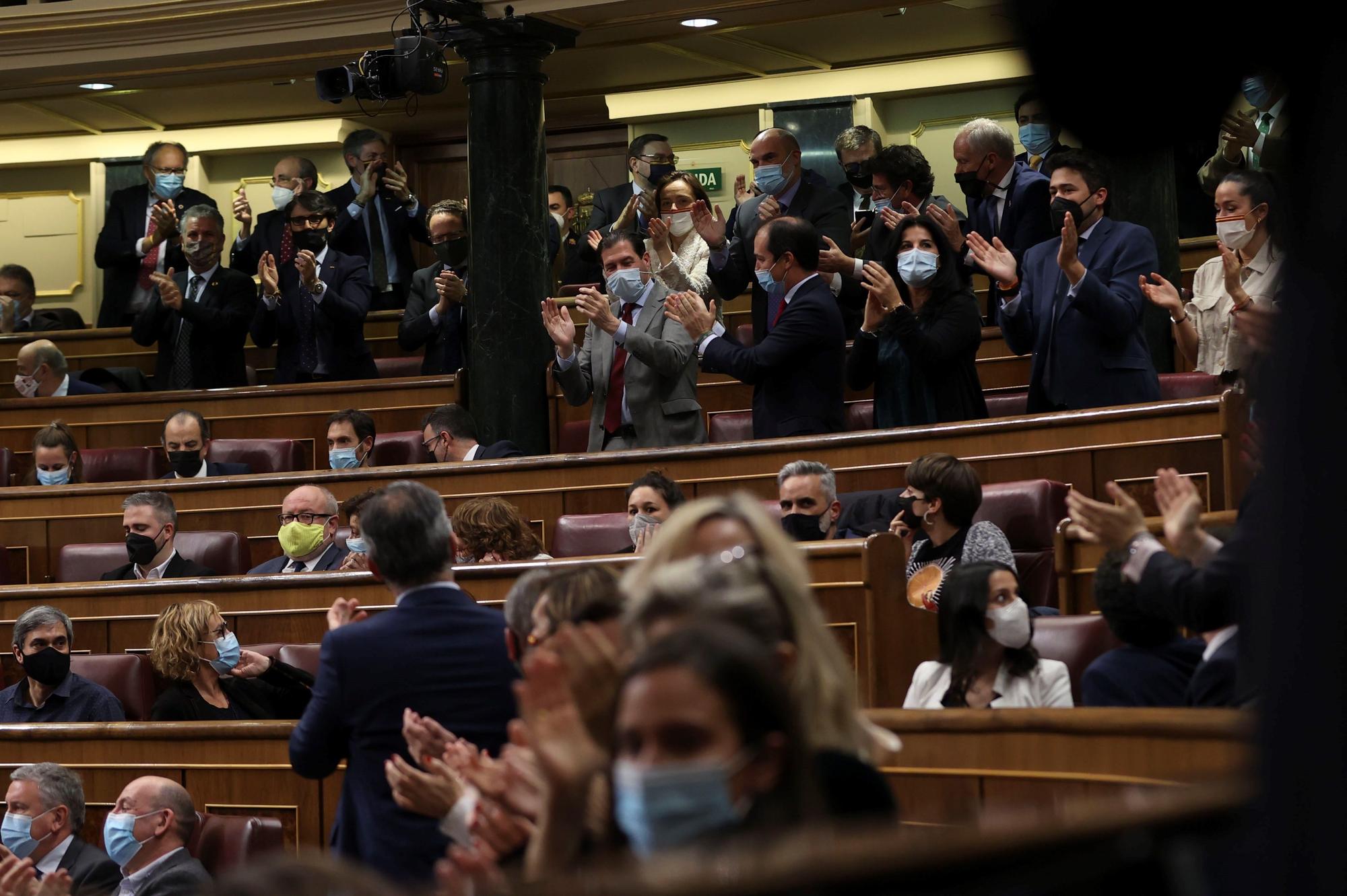 Los diputados del PP aplauden al principio tras decir la presidenta de la cámara, Meritxell Batet, que quedaba derogada la ley de la reforma laboral, aunque finalmente el pleno del Congreso de los Diputados votó a favor de la convalidación de la misma, este jueves en Madrid.