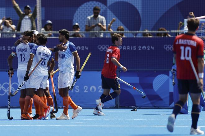 El equipo indio celebra tras anotar un gol ante España durante el partido masculino de hockey por el bronce entre la India y España, en el marco de los Juegos Olímpicos París 2024, este jueves, en Colombes, Francia. 