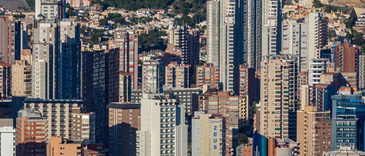 Los ciudadanos pagarán casi 1,6 millones menos por la bajada del IBI o el impuesto de vehículos. | DAVID REVENGA