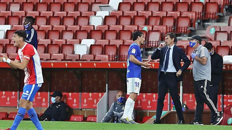 Ziganda y su segundo, Bingen Arostegi, hablan con Christian en El Molinón, con el rojiblanco Pablo Pérez a la izquierda.