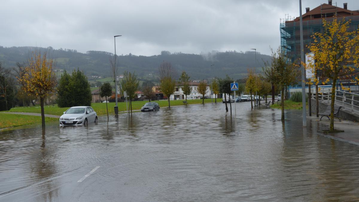 Inundaciones en Asturias: la lluvia complica la situación en muchos puntos de la región, con alerta amarilla y de desbordamientos