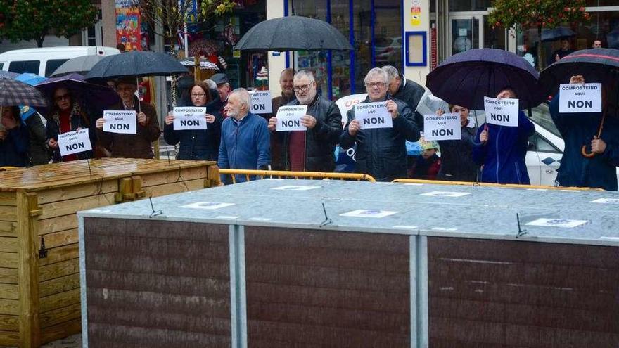 Asistentes a la protesta de ayer ante el nuevo compostero instalado en Eduardo Pondal. // Rafa Vázquez