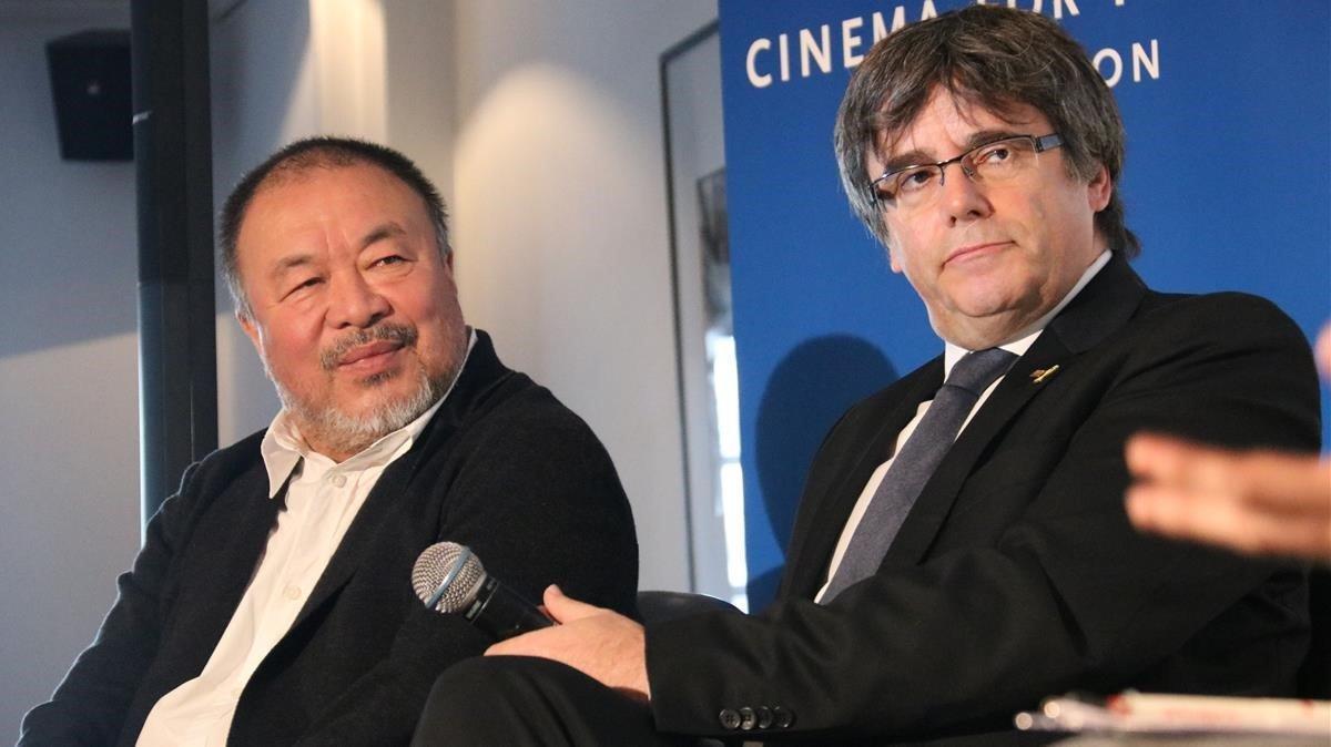 El artista chino Ai Weiwei y el ’expresident’ Puigdemont, este miércoles en un acto en Bruselas