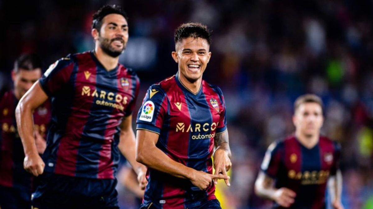 El joven Joni Montiel celebra un gol. | LEVANTE UD