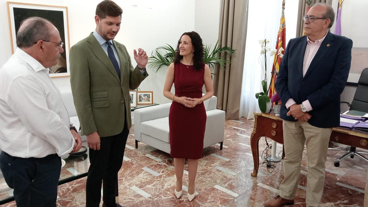 La Madrina con el presidente de la Junta de Semana Santa, el alcalde y el concejal delegado