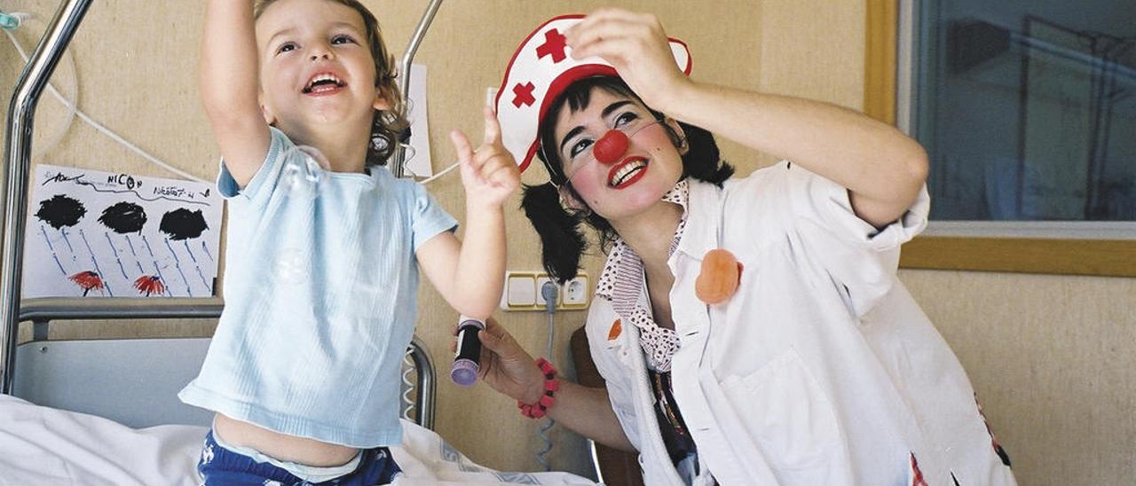 Laura Mandarina, durante una de sus visitas a un niño hospitalizado. // FdV