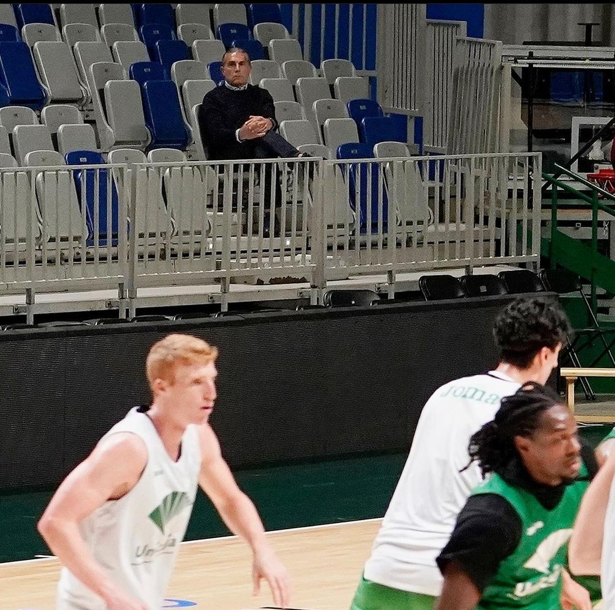 Scariolo, sentado en la grada, observa el entrenamiento