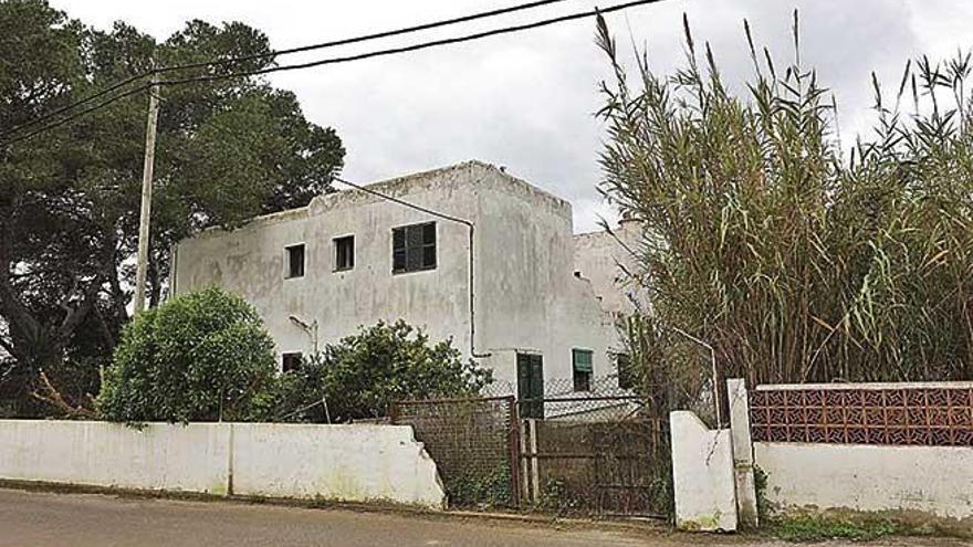 La casa okupa de Sant Antoni en la que apareció el equipaje de la mujer desaparecida.