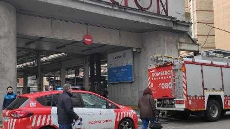 La intervención de los bomberos en la estación de autobuses y en Salustio Regueral.