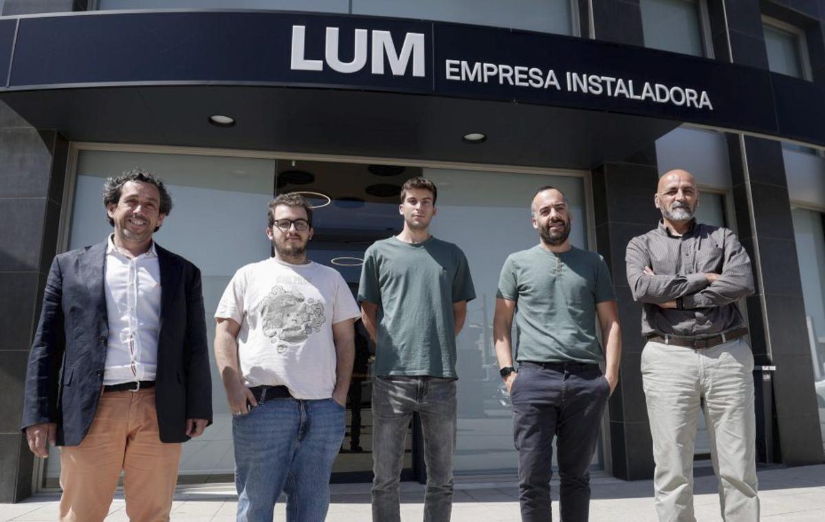 Directivos y alumnos de Llum Magnètic / M.M.