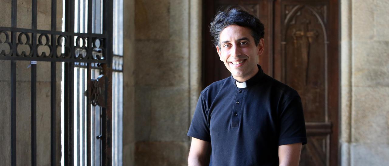 Jesús García, en la entrada de la parroquia de Santiago El Mayor.