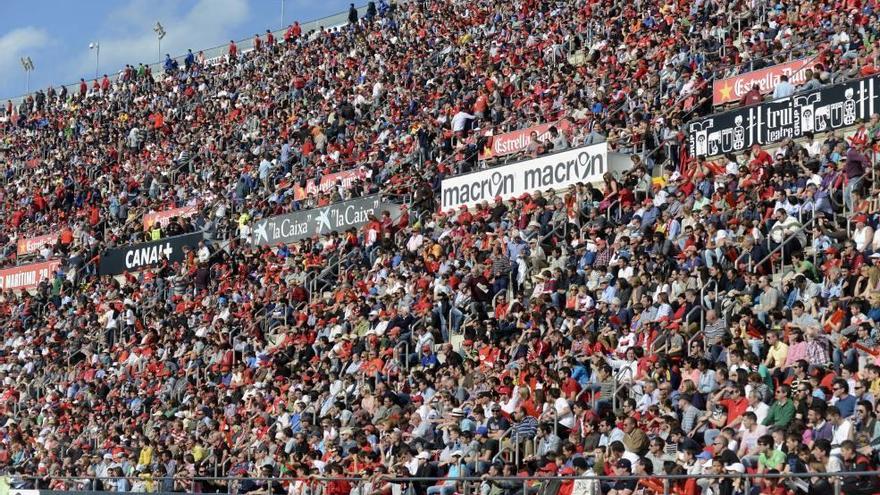 Imagen de la tribuna de sol llena del estadio de Son Moix en un partido del Mallorca.