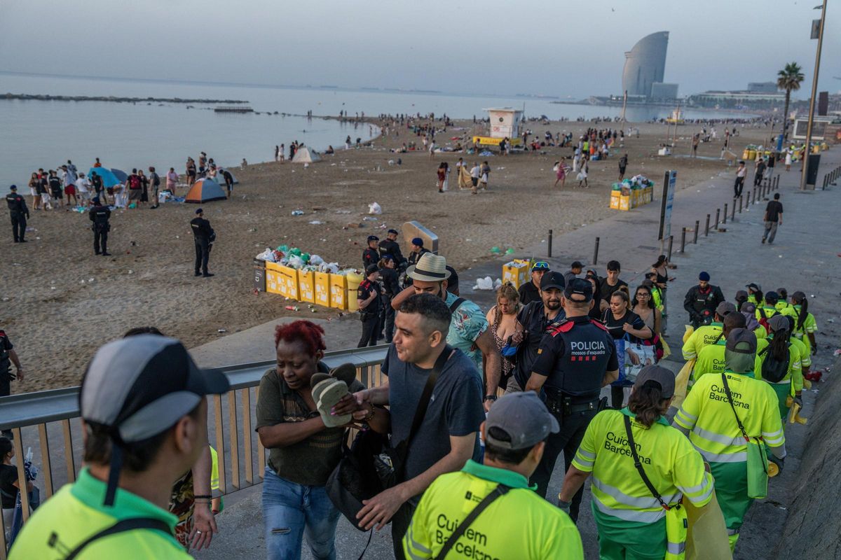 Limpieza de las playas de Barcelona tras la verbena de Sant Joan 2025