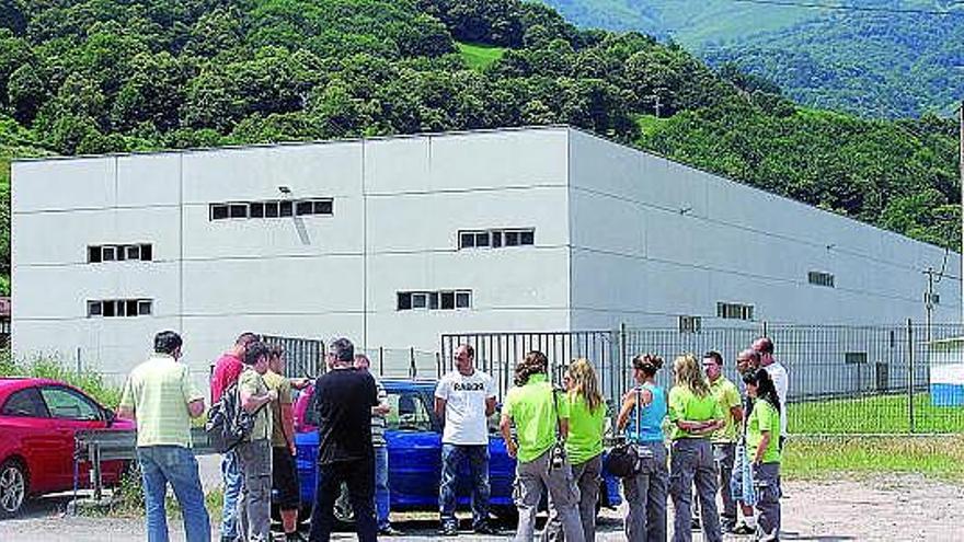 Representantes de CC OO con trabajadores de Laminados, ayer, durante la asamblea.