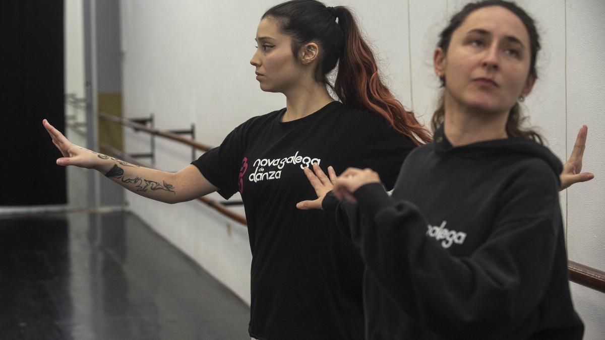 Dúas bailarinas da compañía.