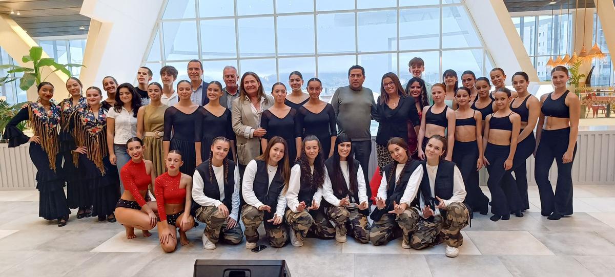 Ana Otiz, Juan Louro, Manuel Rego y Lorena López, junto a bailarines de diferentes escuelas de danza gallegas, ayer en el Centro Comercial Valia de Vigo.
