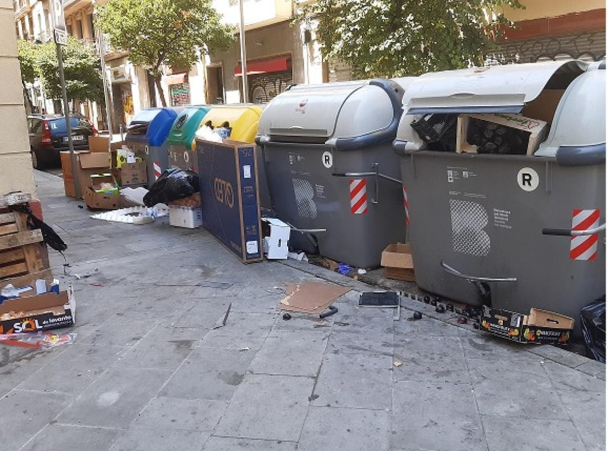 Contenedores desbordados en el barrio del Raval de Barcelona. Foto de la lectora Montserrat Blázquez. 