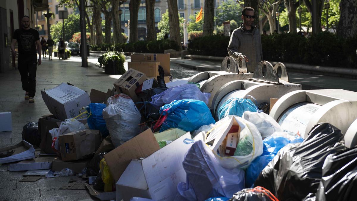 Estat dels carrers de Figueres per la vaga d'escombraries