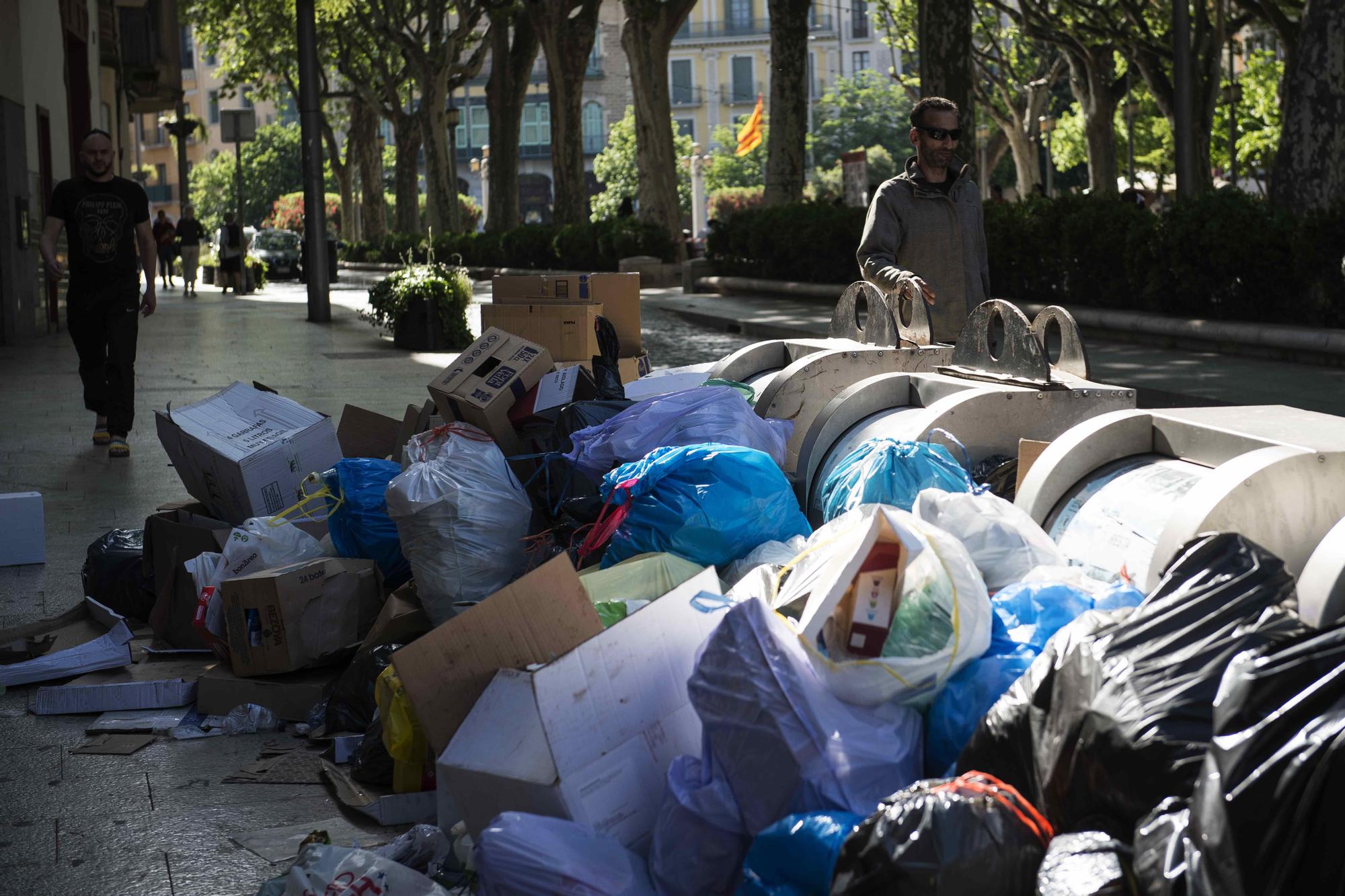 Estat dels carrers de Figueres per la vaga d'escombraries