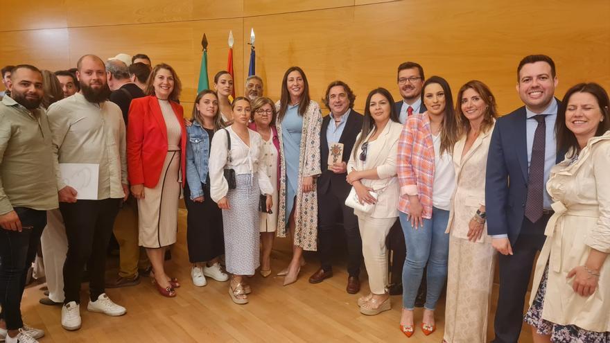 Comacor recoge el premio de la Junta a su iniciativa de respiro familiar en el mercadillo de El Arenal