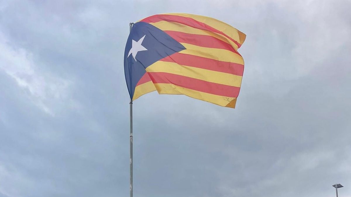 L'estelada que onejava a l'accés de Lloret de Mar abans que l'ajuntament la retirés