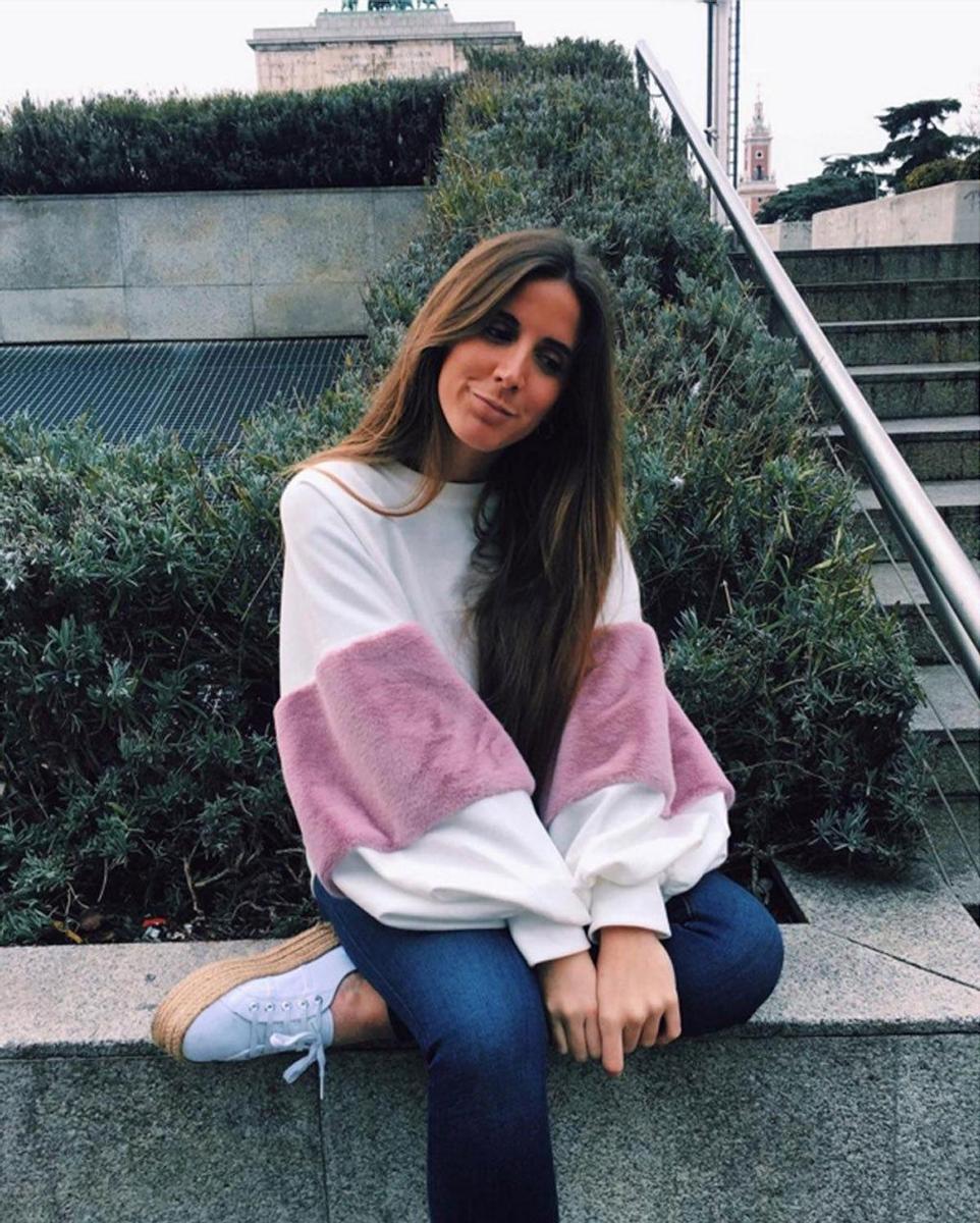 Elisa Serrano se apunta con un look sporty con vaqueros y zapas de esparto