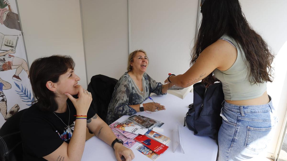 Megan Maxwell saluda a una lectora, en la Feria del Libro de València.