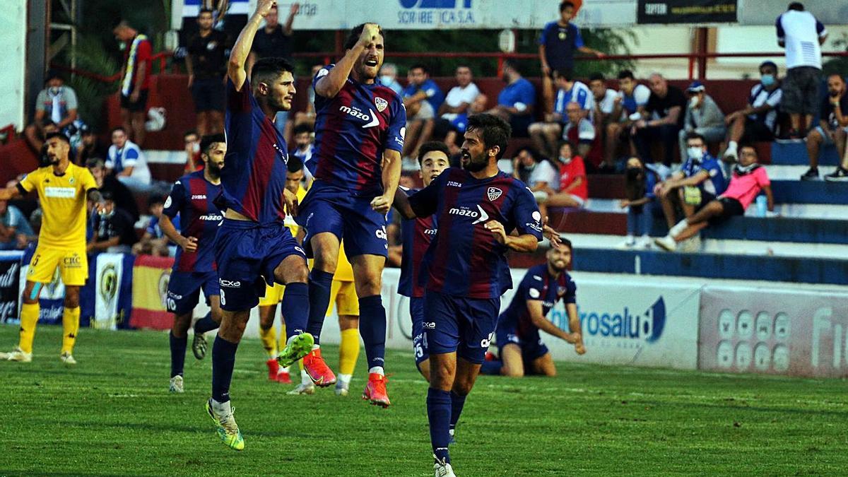 Germán Sáenz, en el centro de la imagen, celebrando uno de los goles ante el Hércules.  | PRENSA UD ALZIRA/JOSÉ GÓMEZ