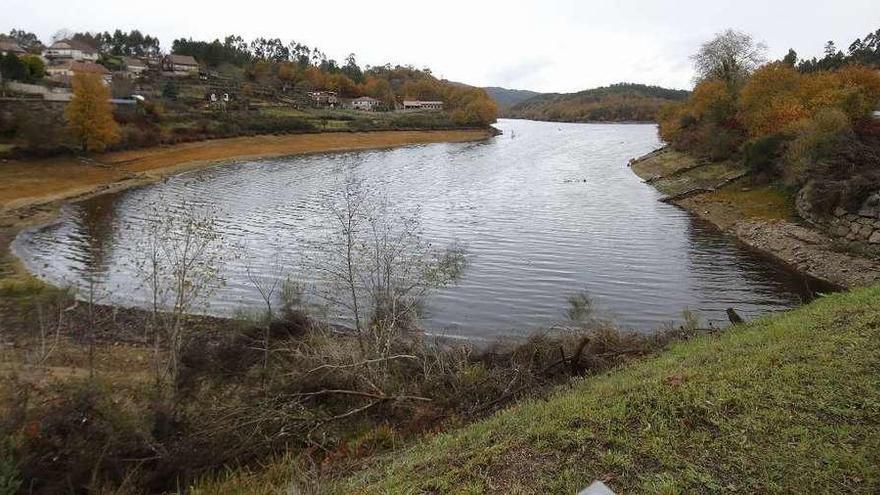 La presa Eiras, el lunes, tras disparar su volumen de agua embalsada con la borrasca &quot;Ana&quot;. // R. Grobas