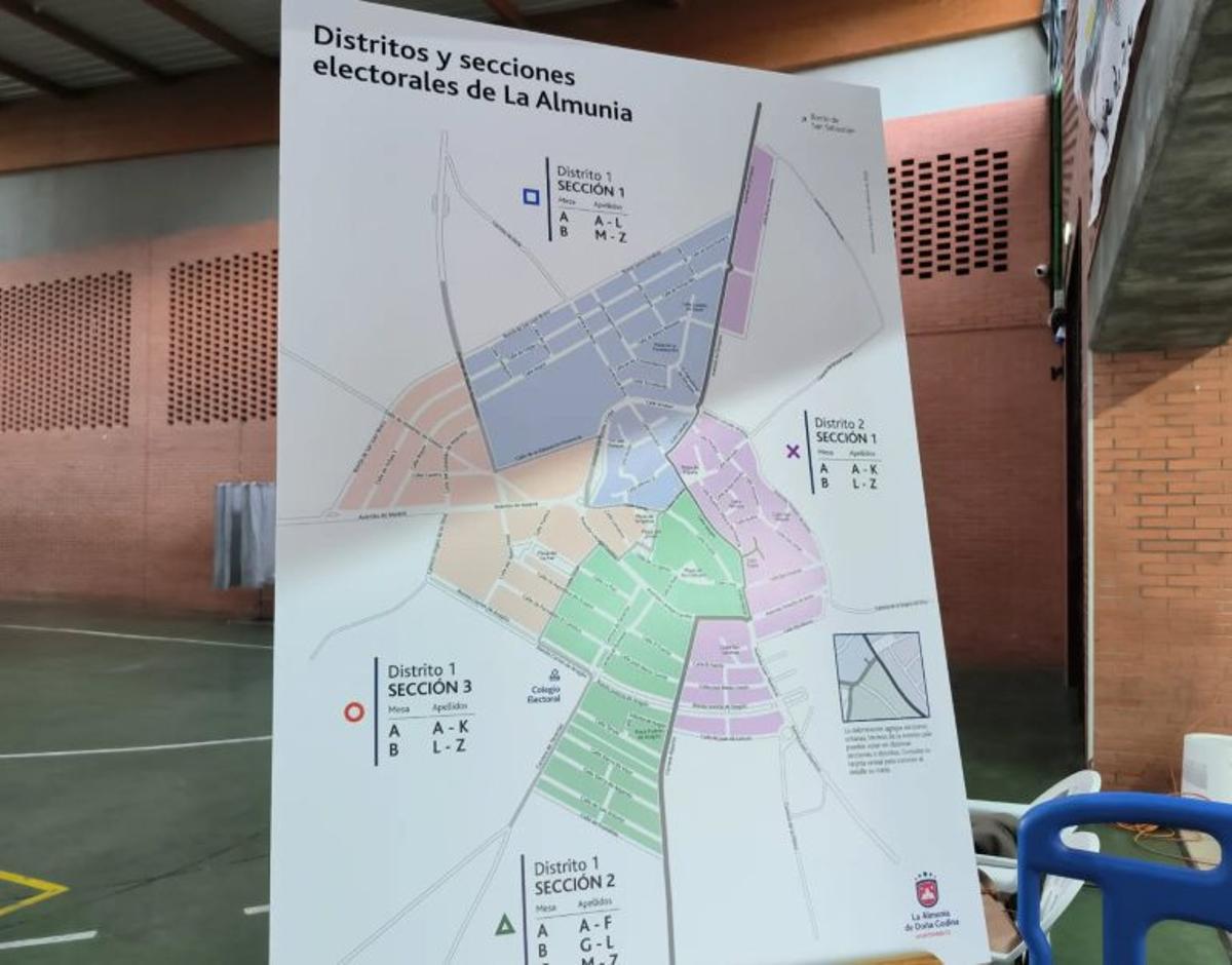 La cartelería recoge la reorganización de distritos.