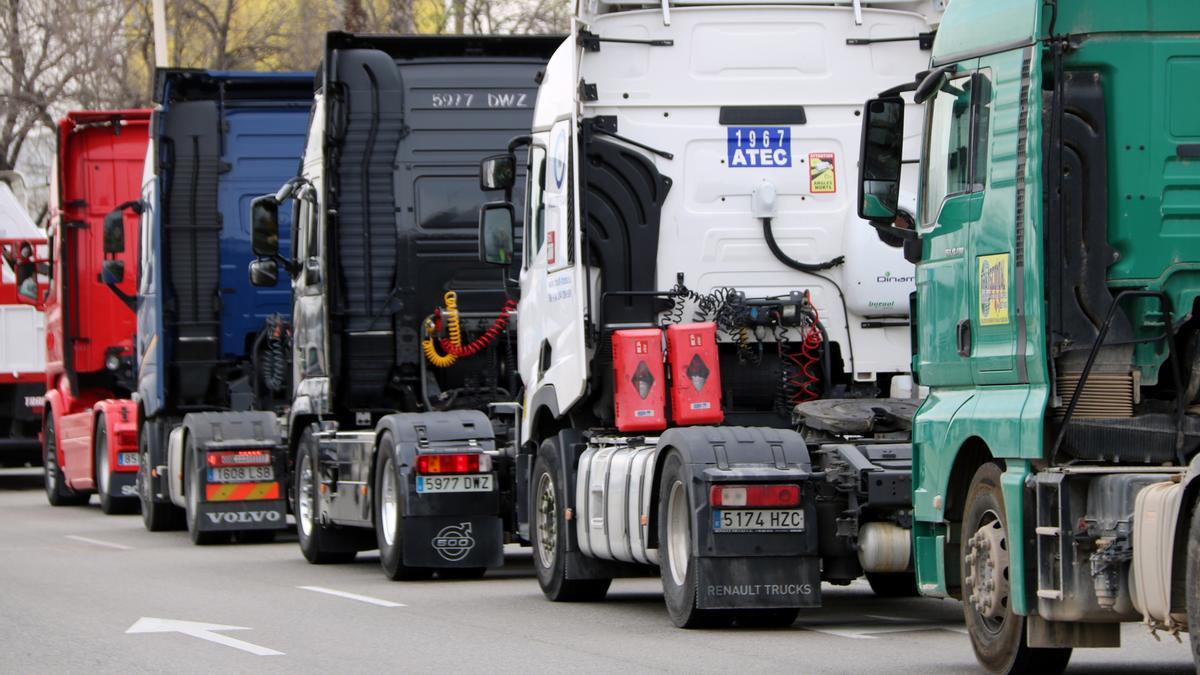 Camions a la Zona Franca per participar a la marxa lenta per les rondes per protestar contra l&#039;escalada de preus