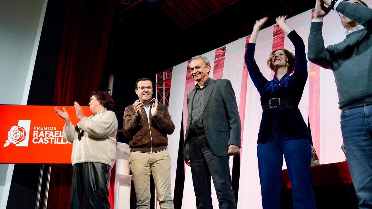 En el centro, el expresidente José Luis Rodríguez Zapatero, junto a Gallardo y al galardonado Patxi López.