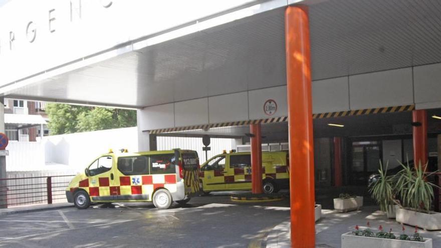 Ambulancias en la puerta del servicio de Urgencias del Hospital Morales Meseguer de Murcia.