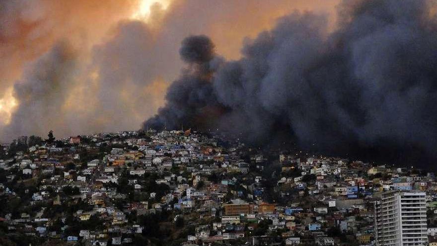 Humareda provocada por el incendio, en Valparaíso. / césar pincheira