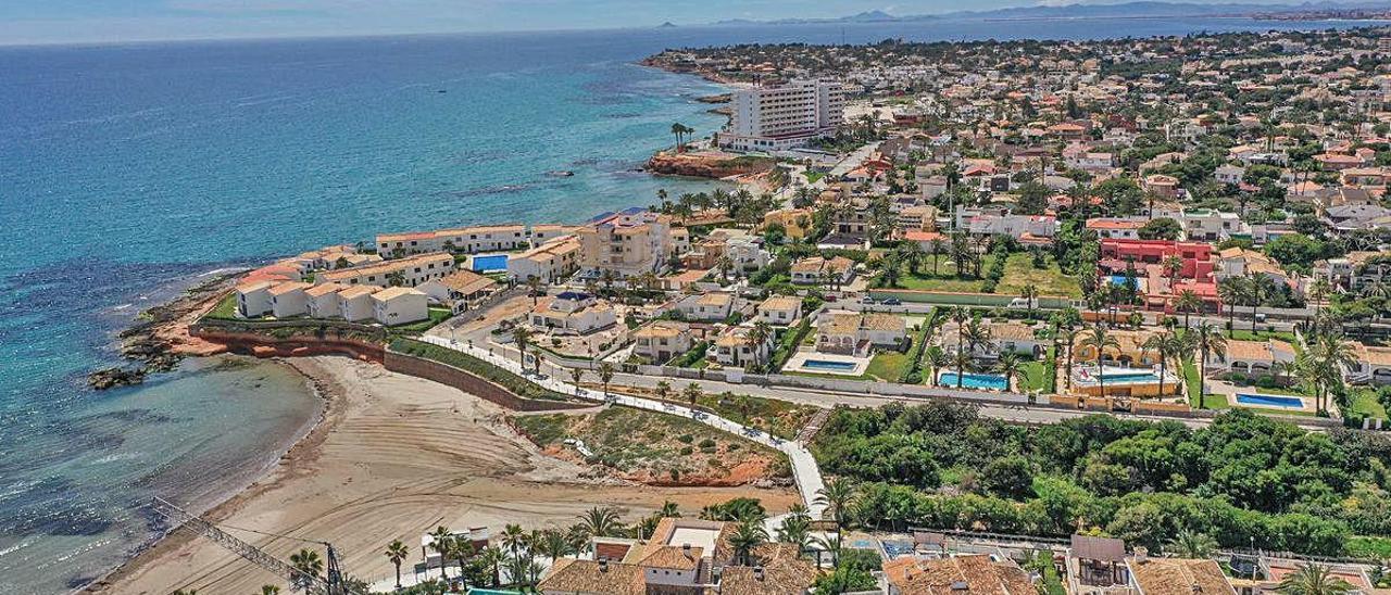 Imagen aérea de Orihuela Costa con zonas residenciales y comerciales.