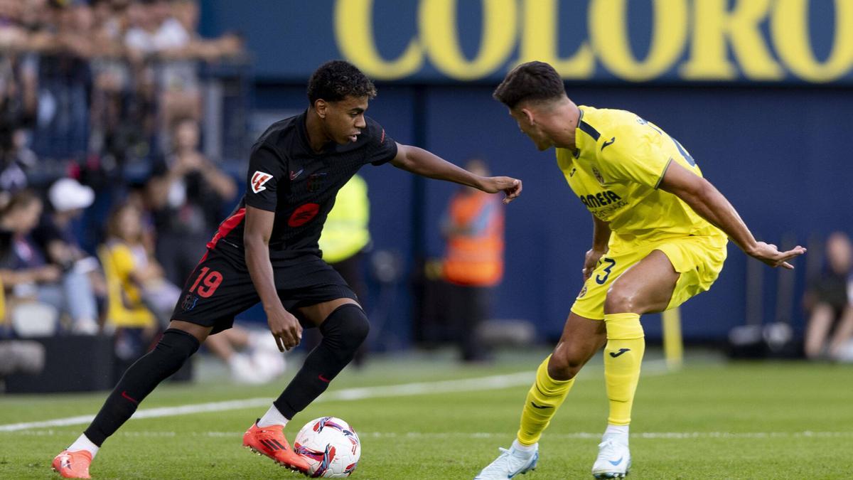 Lamine ante Sergi Cardona en el partido de la primera vuelta de LaLiga EA Sports