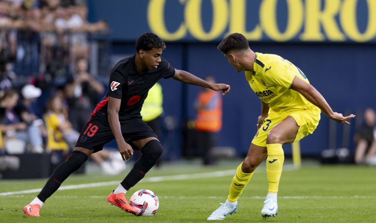Lamine ante Sergi Cardona en el partido de la primera vuelta de LaLiga EA Sports