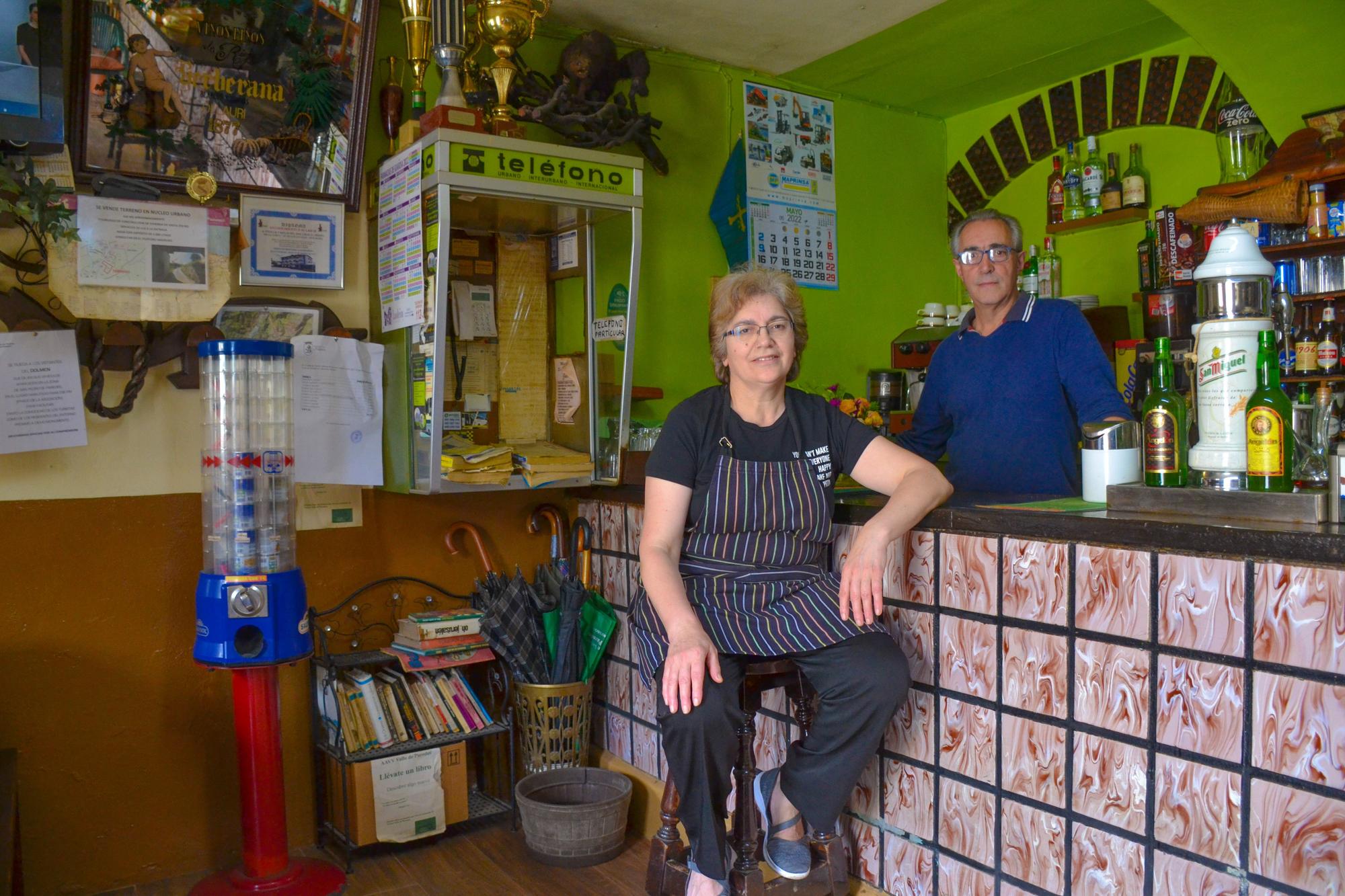 Ángeles López y José María Álvarez, en el interior de su bar tienda junto a la cabina telefónica.