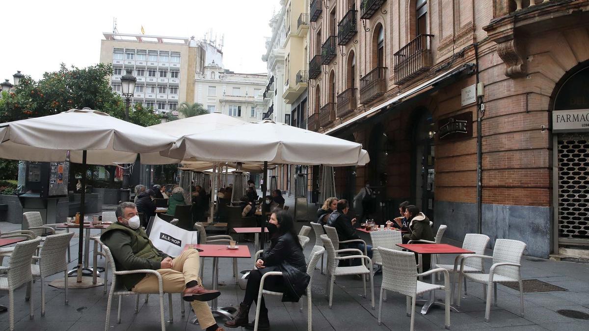 Clientes en un local de hostelería de Córdoba.