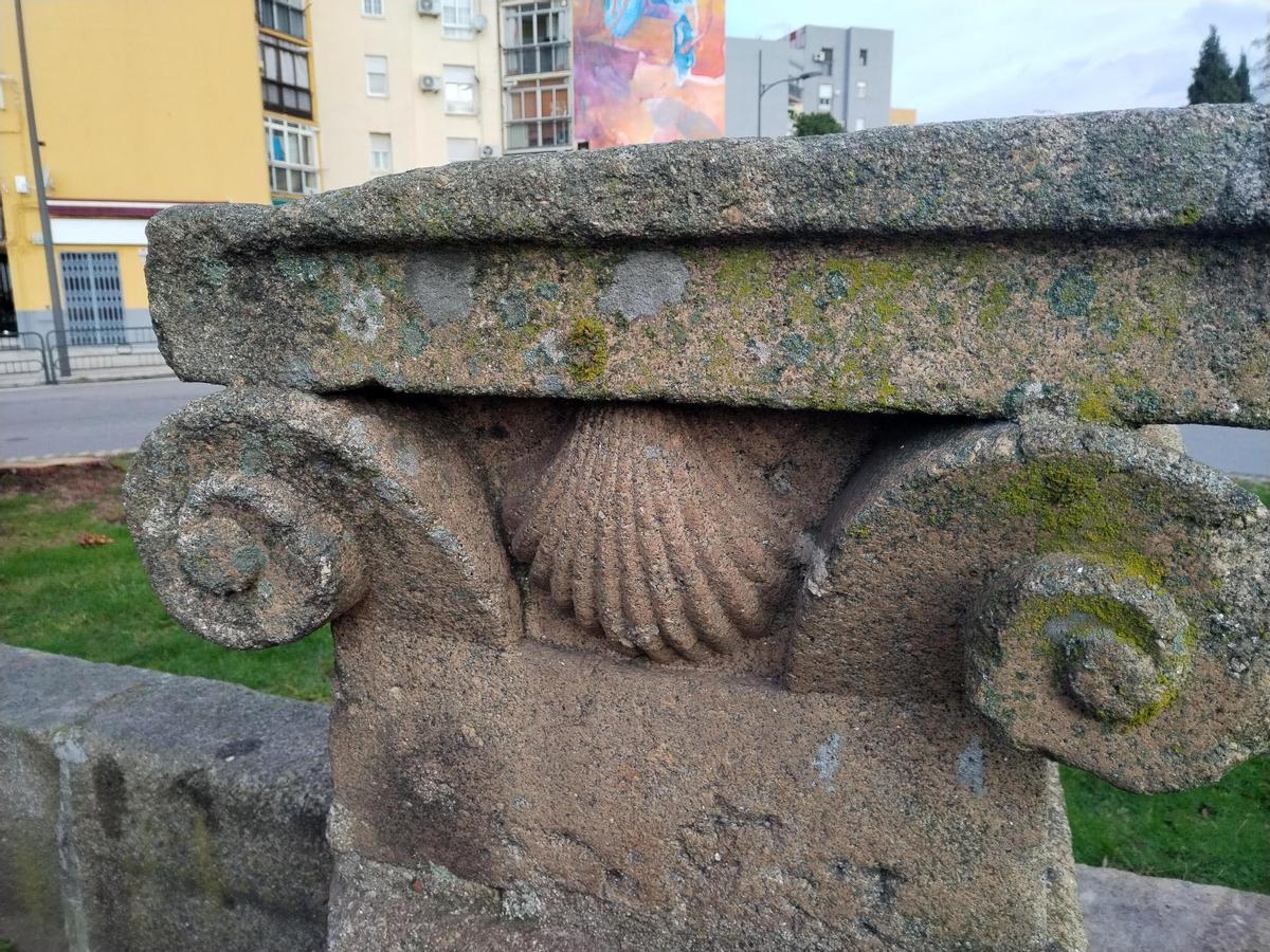 Una de las conchas jacobeas de la fuente de Los Alamitos de Plasencia.