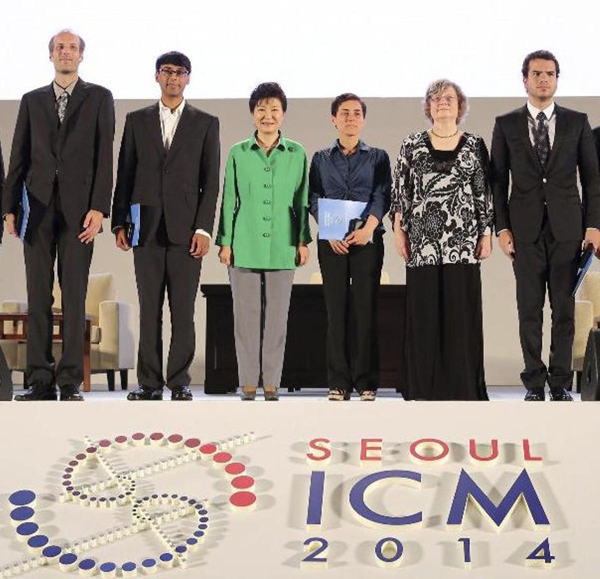 Entrega de la Medalla Field en 2014. Maryam Mirzakhani es la quarta per l'esquerra.