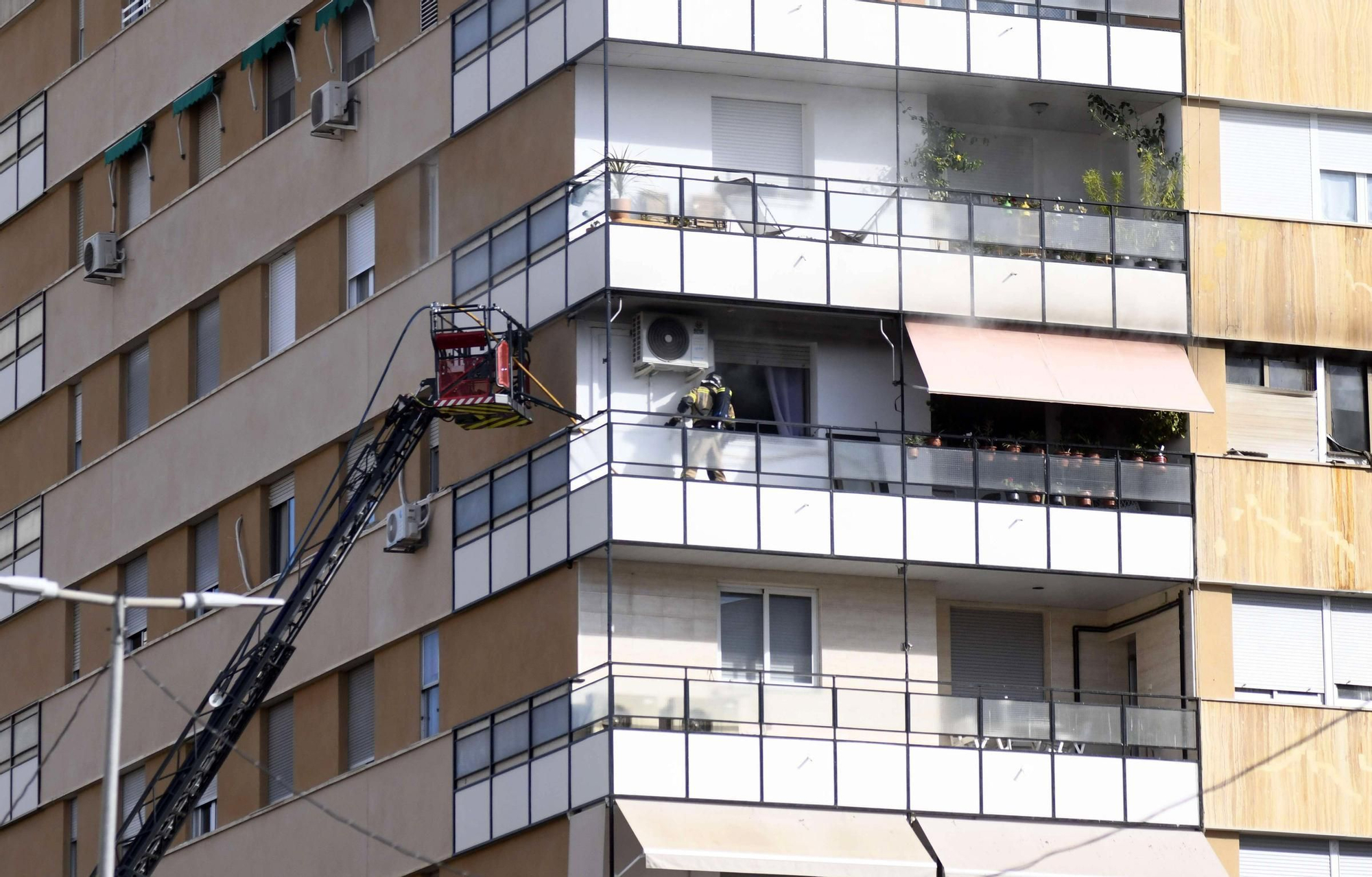 El incendio de un edificio en la Plaza Condestable, en imágenes