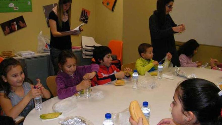 Mirta Álvarez y Liliana Suárez controlan la merienda saludable de los niños.