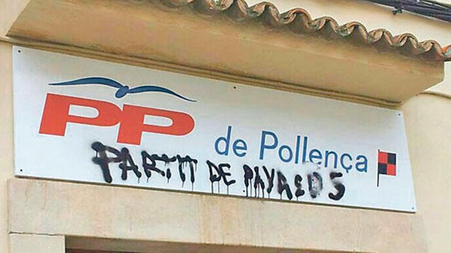 La pintada efectuada en el cartel de la sede del PP de Pollença.