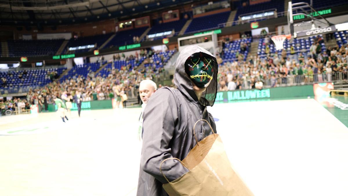 Unicaja: afición y jugadores celebran Halloween en el Carpena