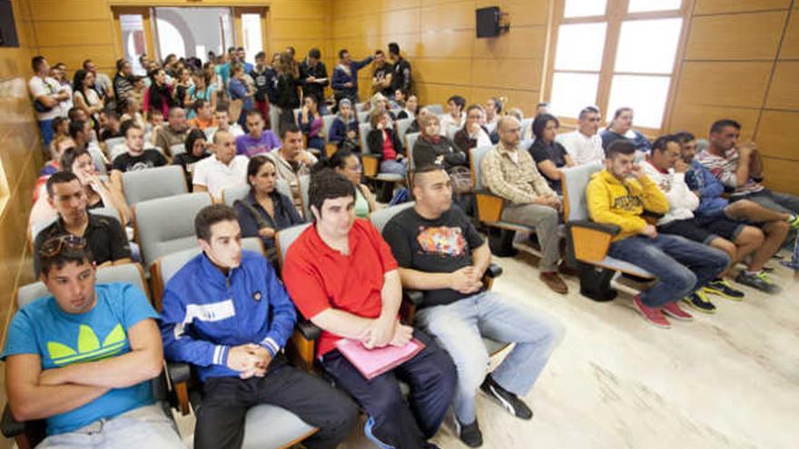 Los jóvenes beneficiados por la reinserción laboral del Cabildo, ayer. | fuselli