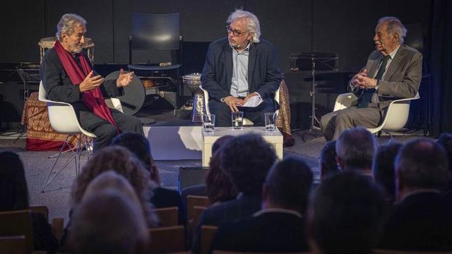 Jordi Savall, Álex Sàlmon i Eduardo Mendoza, ahir durant la xerrada que va inaugurar el III Fòrum Econòmic i Social de Prensa Ibérica. | MANU MITRU