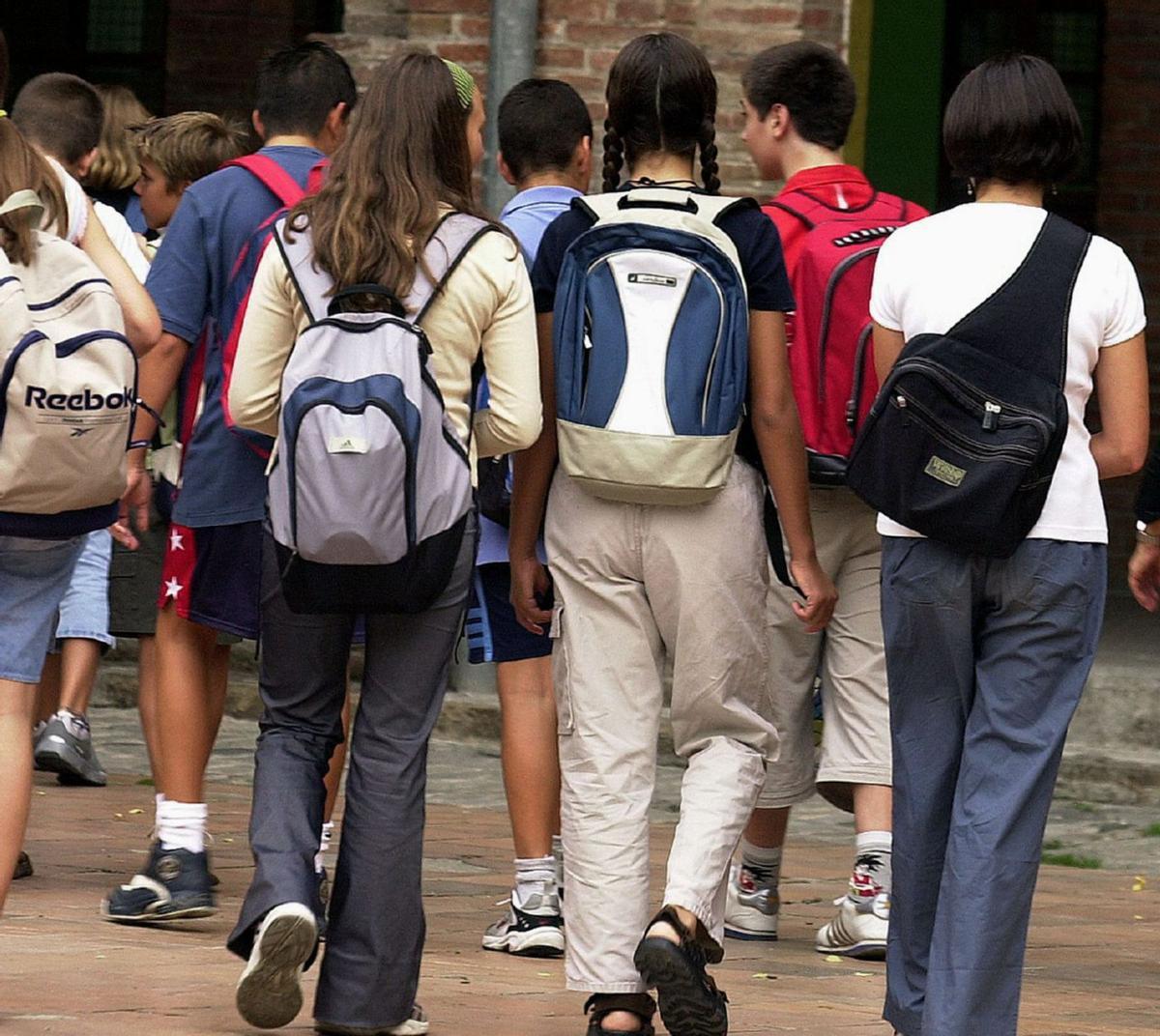 Un grupo de estudiantes camino de las aulas.