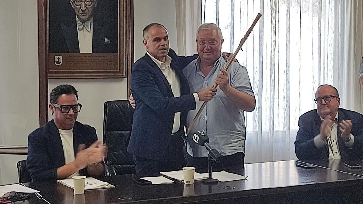 Martí Torres recoge la vara de alcalde de manos de Joan Monjo, este martes en Santa Margalida.