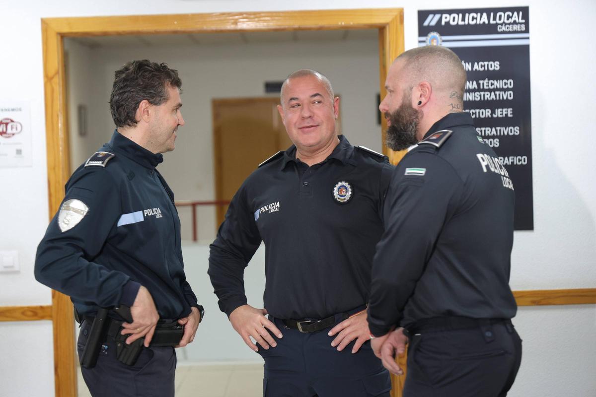 Galería | Chema y Andrés, los policías que llegaron a tiempo para salvar una vida en la Gran Vía de Cáceres